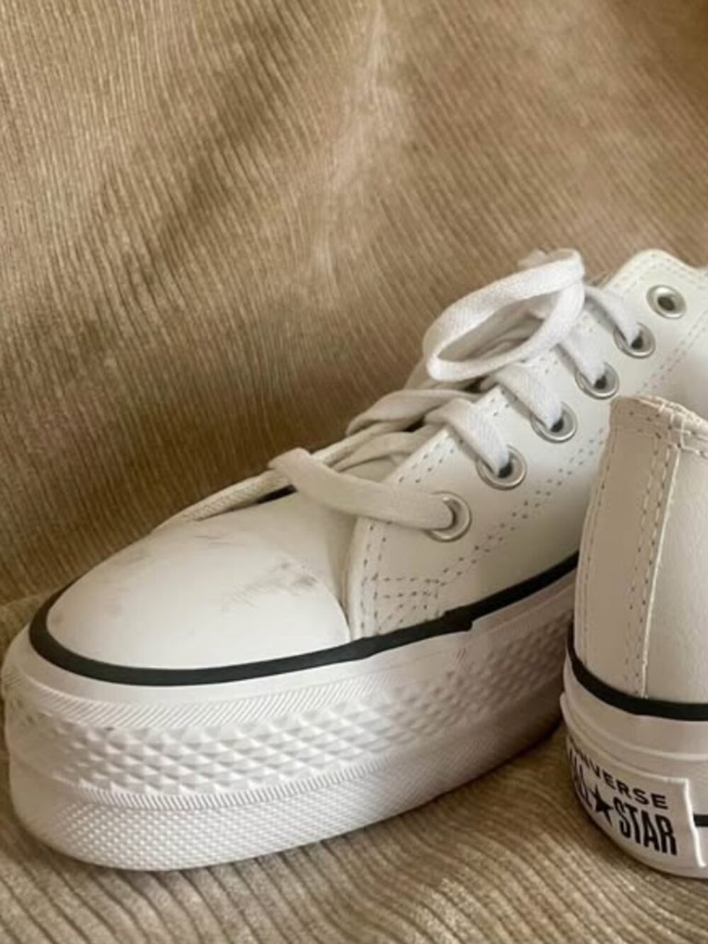 Platform Low-Top Converse in White Leather - Picture 3 of 3